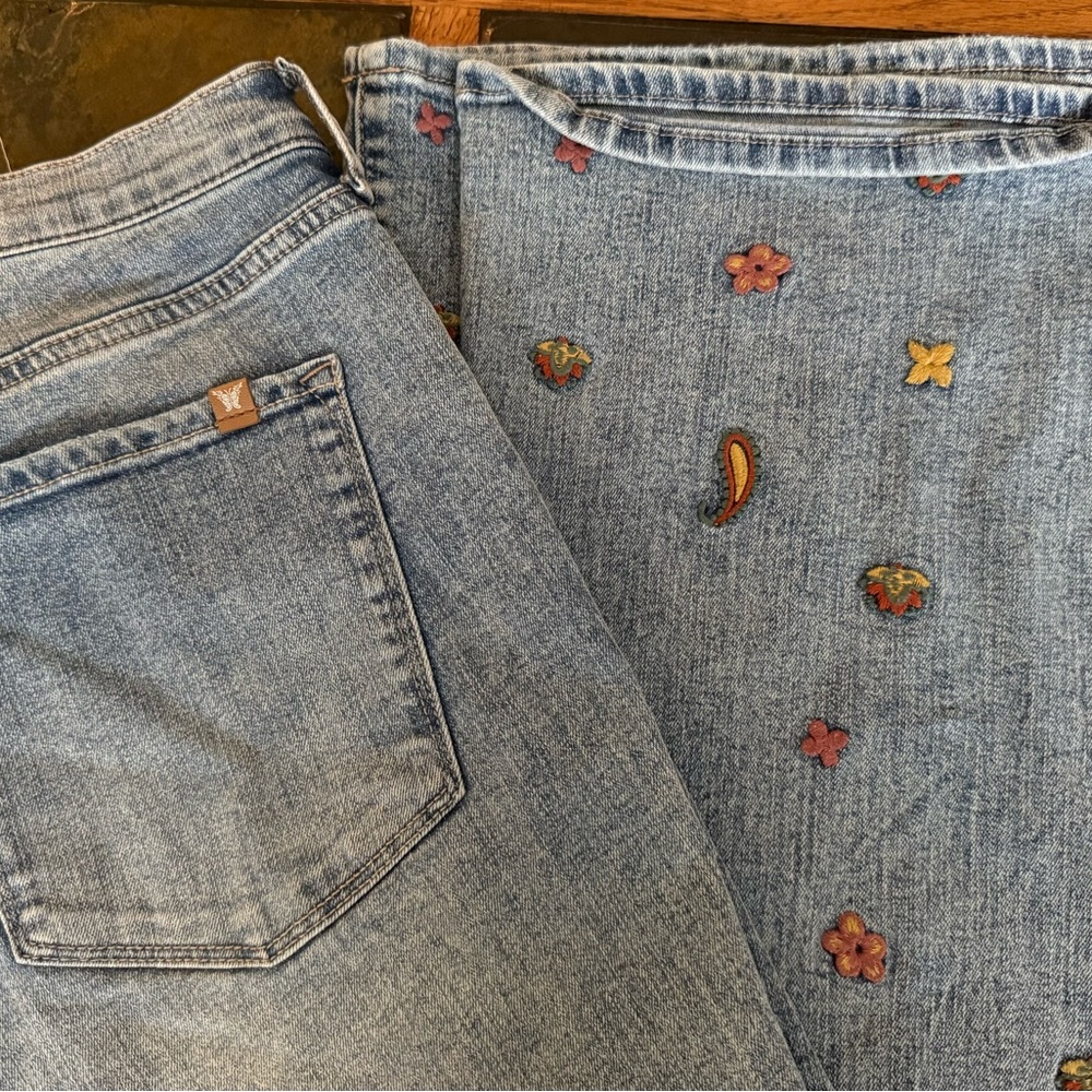 Jessica Simpson Blue Flare Jeans with Floral Accents - Picture 2 of 4